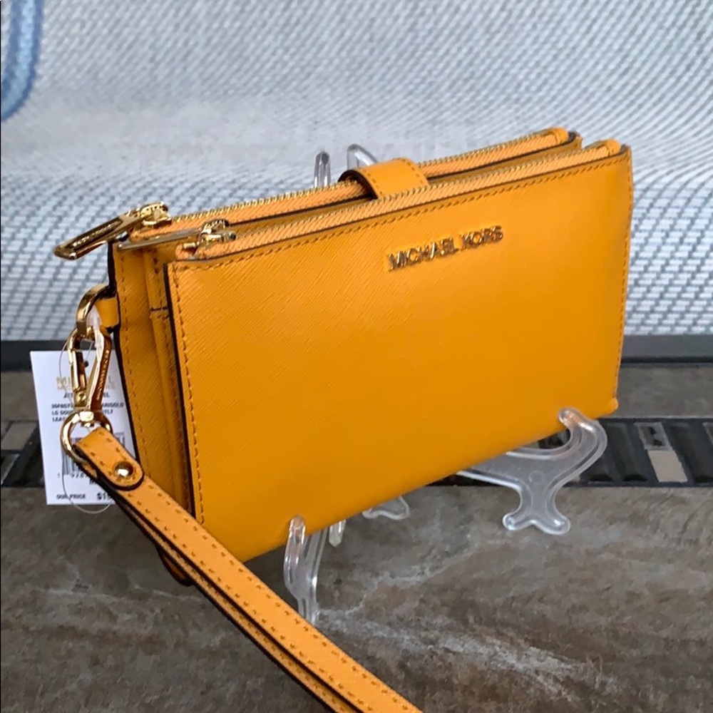 MICHAEL KORS LG DOUBLE ZIP WRISTLET MARYGOLD